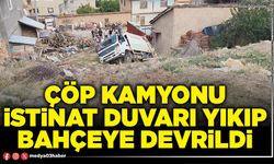 Çöp kamyonu istinat duvarı yıkıp bahçeye devrildi