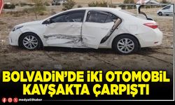 Bolvadin’de iki otomobil kavşakta çarpıştı