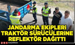 Jandarma ekipleri traktör sürücülerine reflektör dağıttı