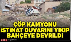 Çöp kamyonu istinat duvarı yıkıp bahçeye devrildi