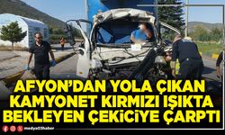 Afyon’dan yola çıkan kamyonet kırmızı ışıkta bekleyen çekiciye çarptı