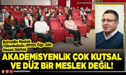 Akademisyenlik çok kutsal ve düz bir meslek değil!