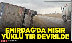 Emirdağ’da mısır yüklü tır devrildi!