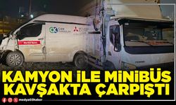 Kamyon ile minibüs kavşakta çarpıştı