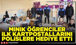 Minik öğrenciler ilk kartpostallarını polislere hediye etti