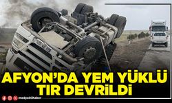 Afyon’da yem yüklü tır devrildi