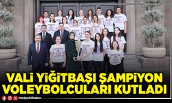 Vali Yiğitbaşı şampiyon voleybolcuları kutladı