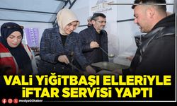 Vali Yiğitbaşı elleriyle iftar servisi yaptı