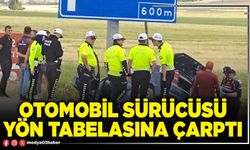 Otomobil sürücüsü yön tabelasına çarptı