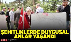 Şehitliklerde duygusal anlar yaşandı