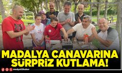 Madalya canavarına sürpriz kutlama!