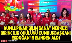 Dumlupınar Bilim Sanat Merkezi birincilik Ödülünü Cumhurbaşkanı Erdoğan’ın elinden aldı