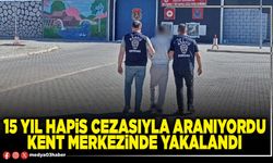 15 yıl hapis cezasıyla aranıyordu kent merkezinde yakalandı