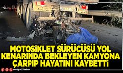 Motosiklet sürücüsü yol kenarında bekleyen kamyona çarpıp hayatını kaybetti