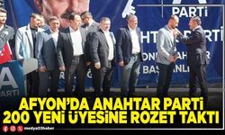 Afyon’da Anahtar Parti 200 yeni üyesine rozet taktı