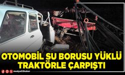 Otomobil su borusu yüklü traktörle çarpıştı