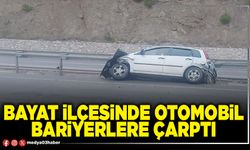 Bayat İlçesinde otomobil bariyerlere çarptı