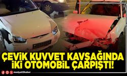 Çevik Kuvvet kavşağında iki otomobil çarpıştı!
