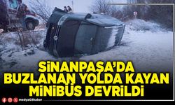 Sinanpaşa’da buzlanan yolda kayan minibüs devrildi