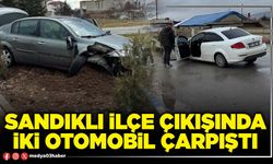 Sandıklı ilçe çıkışında iki otomobil çarpıştı