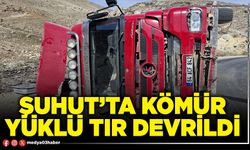 Şuhut’ta kömür yüklü tır devrildi