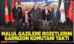 Malul Gazilere rozetlerini Garnizon Komutanı taktı