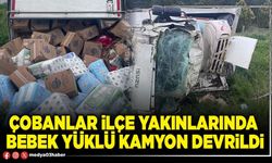 Çobanlar İlçe yakınlarında bebek yüklü kamyon devrildi