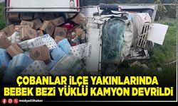 Çobanlar İlçe yakınlarında bebek bezi yüklü kamyon devrildi