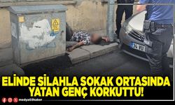 Elinde silahla sokak ortasında yatan genç korkuttu!