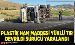 Plastik ham maddesi yüklü tır devrildi sürücü yaralandı