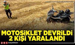 Motosiklet devrildi 2 kişi yaralandı