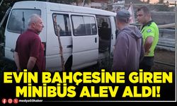Evin bahçesine giren minibüs alev aldı!