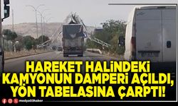 Hareket halindeki kamyonun damperi açıldı, yön tabelasına çarptı!