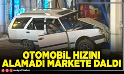 Otomobil hızını alamadı markete daldı