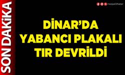 Dinar’da yabancı plakalı tır devrildi