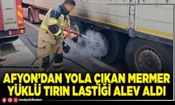 Afyon’dan yola çıkan mermer yüklü tırın lastiği alev aldı