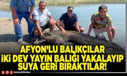 Afyon’lu balıkçılar iki dev yayın balığı yakalayıp suya geri bıraktılar!