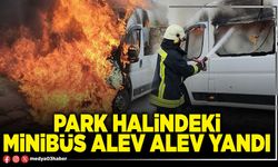 Park halindeki minibüs alev alev yandı
