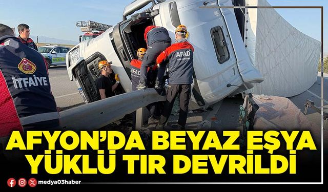 Afyon’da beyaz eşya yüklü tır devrildi