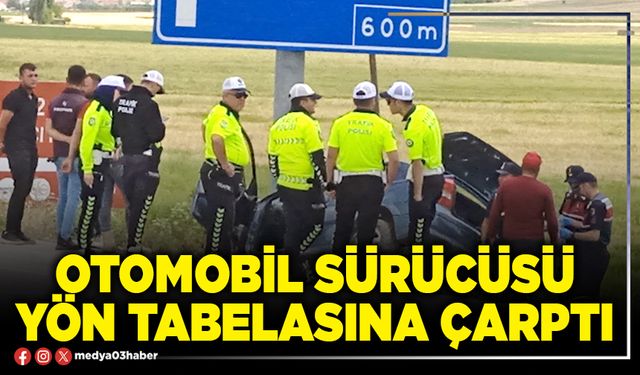 Otomobil sürücüsü yön tabelasına çarptı