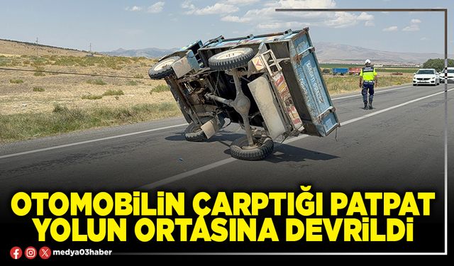 Otomobilin çarptığı patpat yolun ortasına devrildi