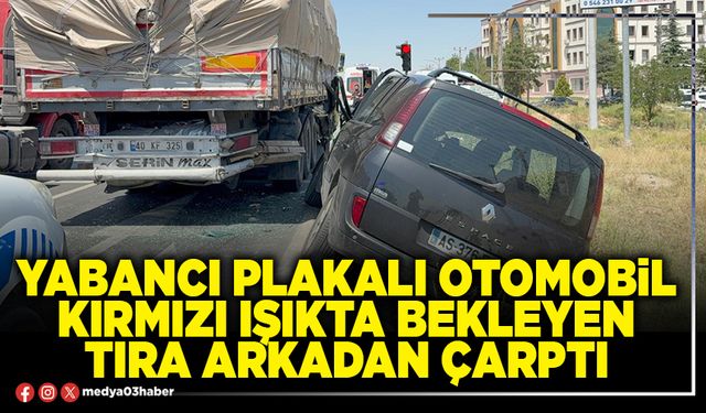 Yabancı plakalı otomobil kırmızı ışıkta bekleyen tıra arkadan çarptı