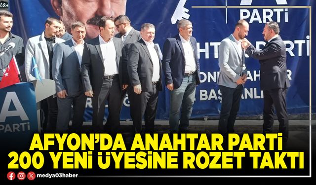 Afyon’da Anahtar Parti 200 yeni üyesine rozet taktı