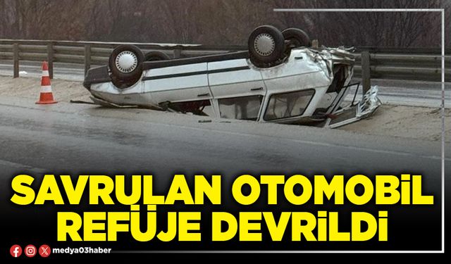 Savrulan otomobil refüje devrildi