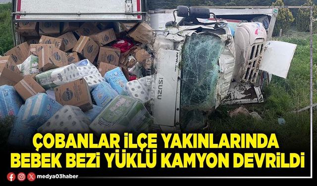Çobanlar İlçe yakınlarında bebek bezi yüklü kamyon devrildi