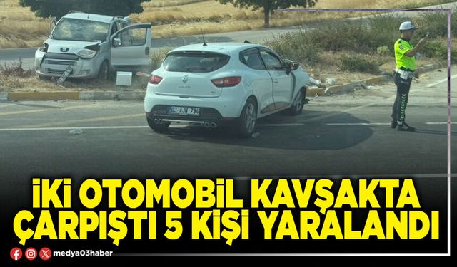 İki otomobil kavşakta çarpıştı 5 kişi yaralandı