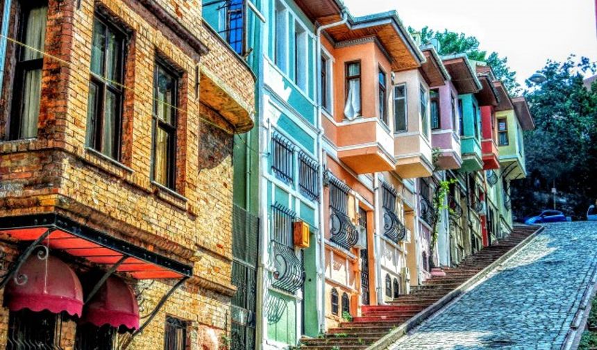 İstanbul'un Tarihi semti. Fener. Kafeler caddesi ve kiremit evleri