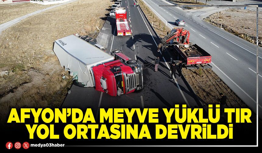 Afyon’da meyve yüklü tır yolun ortasına devrildi