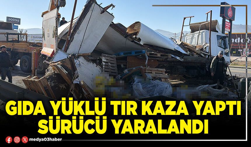 Gıda yüklü tır kaza yaptı sürücü yaralandı