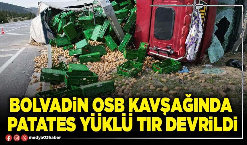 Bolvadin OSB kavşağında patates yüklü tır devrildi